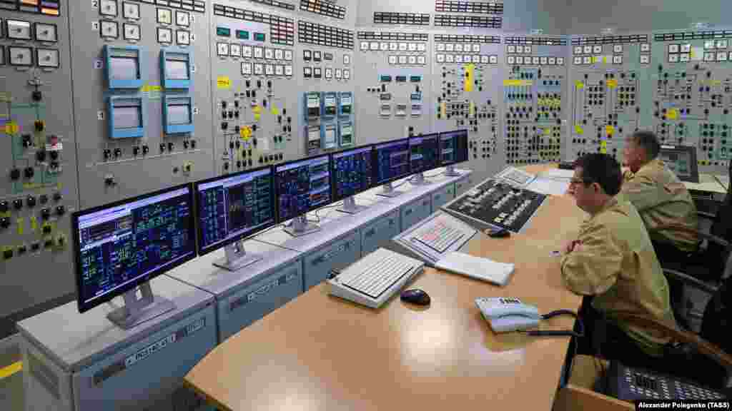 A zaporizzsjai atomerőmű vezérlőterme. Ez a fotó egyike az orosz állami média által március 4-én közzétett képsorozatnak, amely az oroszok által elfoglalt erőművet mutatja be