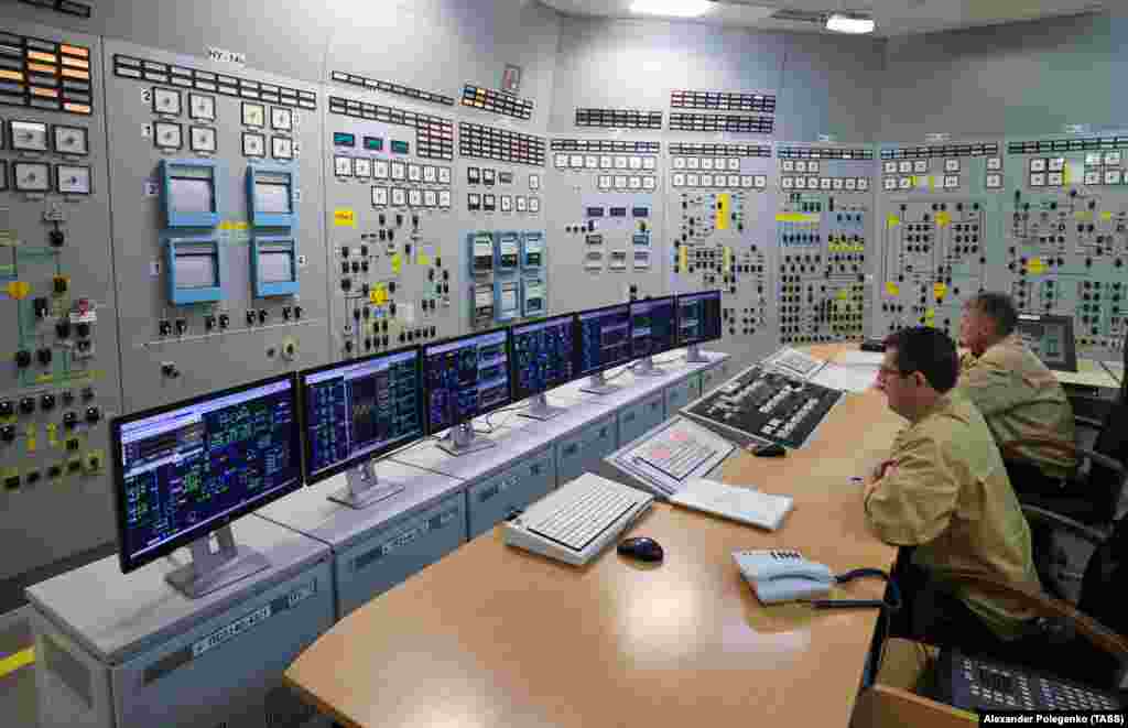 Dy burra brenda dhomës së kontrollit të centralit bërthamor të Zaporizhjas (Zaporizhzhya Nuclear Power Plant - ZNNP).&nbsp; Kjo foto është një nga seria e imazheve të publikuara nga media shtetërore ruse më 4 mars që tregojnë funksionimin e brendshëm të uzinës gjatë kohës nën pushtimin rus.