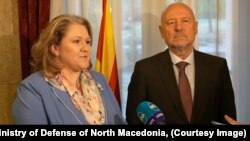 Mинистерката за одбрана на Северна Македонија, Славјанка Петровска и нејзиниот бугарски колега Тодор Тагарав на средба во Бугарија.