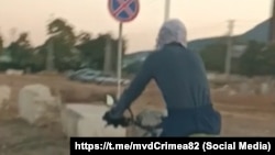 Фрагмент оперативного видео наблюдения за крымчанином, который якобы ездил на велосипеде мимо стратегических объектов и снимал их на скрытую камеру, 18 января 2024 года