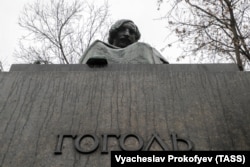 Памятник Гоголю работы скульптора Н. Андреева и архитектора Ф. Шехтеля на Никитском бульваре
