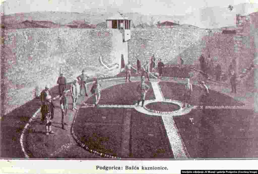 Jusovača&nbsp;je naziv zatvorskog kompleksa u&nbsp;Podgorici, koji su osnovali otomanski osvajači sredinom 19. vijeka. Ime je dobio po&nbsp;zapovjedniku policijske stanice Jusu Mučinu Krniću, zvanom Jusuf - beg, koji ga je kasnije nadogradio. Na fotografiji iz 1917. godine, tokom austrugarske okupacije, austrijski reporter zabilježio je radove na uređenju dvorišta zatvora, objašnjavaju za Radio Slobodna Evropa iz istorijskog odjeljenja Muzeja i galerija Podgorica.