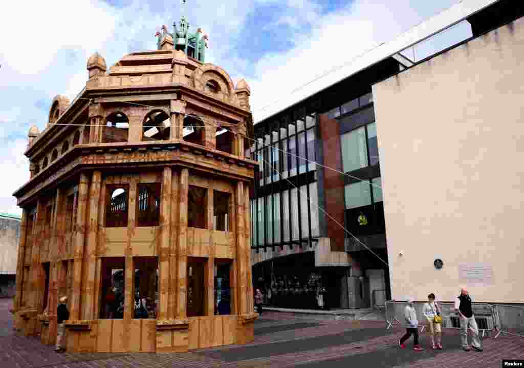 Zgradu od kartonskih kutija dizajnirao je francuski umjetnik Olivier Grossetete u sklopu Novum Summer Festivala u Newcastleu, Velika Britanija, 12. avgust.