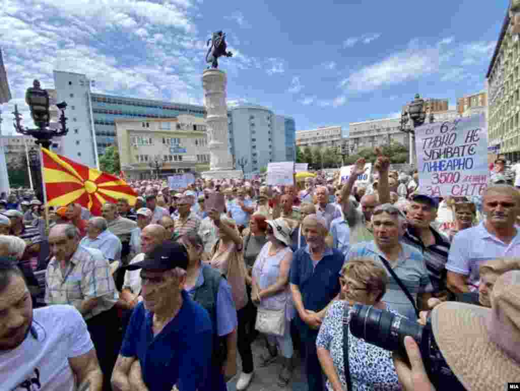 Неколку стотини пензионери од повеќе градови и села од Северна Македонија дојдоа денеска, 14 август, во Скопје на протест за повисоки пензии