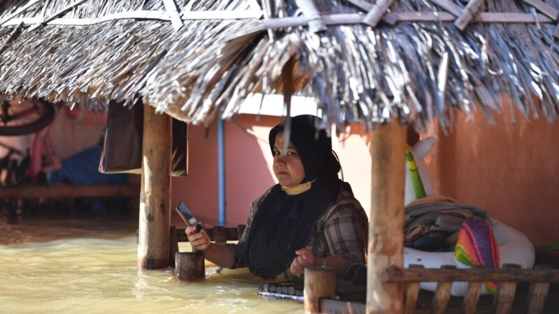 Dhjetëra mijëra të prekur nga përmbytjet në Tajlandë