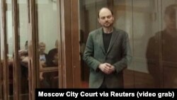 Руският опозиционен политик Владимир Кара-Мурза в съда в Москва, 17 април 2023 г.