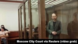 Vladimir Kara-Murza, în boza acuzaților de la Tribunalul din Moscova în ultima zi a procesului în care ajuns să fie condamnat la 25 de ani de închisoare pentru că a criticat invazia Ucrainei - acte catalogate de justiția rusă drept trădare și răspândire de informații false.