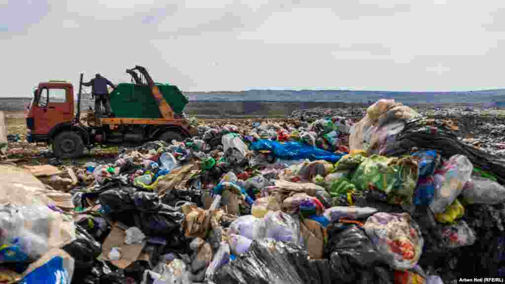 Nga Kompania Rajonale e Mbeturinave &ldquo;Pastrimi&rdquo;, thonë se&nbsp;ka shumë subjekte të paidentifikuara, që mbetjet shtazore i hedhin në kontejnerë&nbsp;&nbsp;të qytetit dhe punëtorët nuk mund t&#39;i dallojnë.