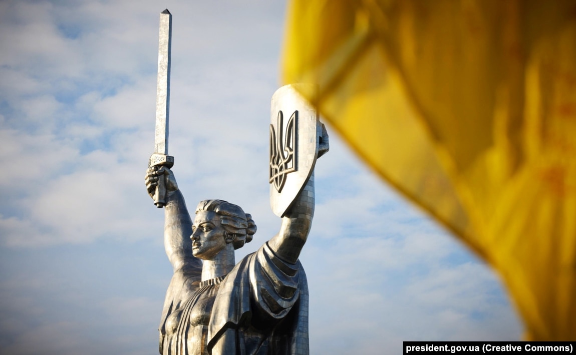 Під час урочистостей у День Державного прапора України. Київ, 23 серпня 2023 року. На щиті монумента поміняли герб СРСР на український тризуб