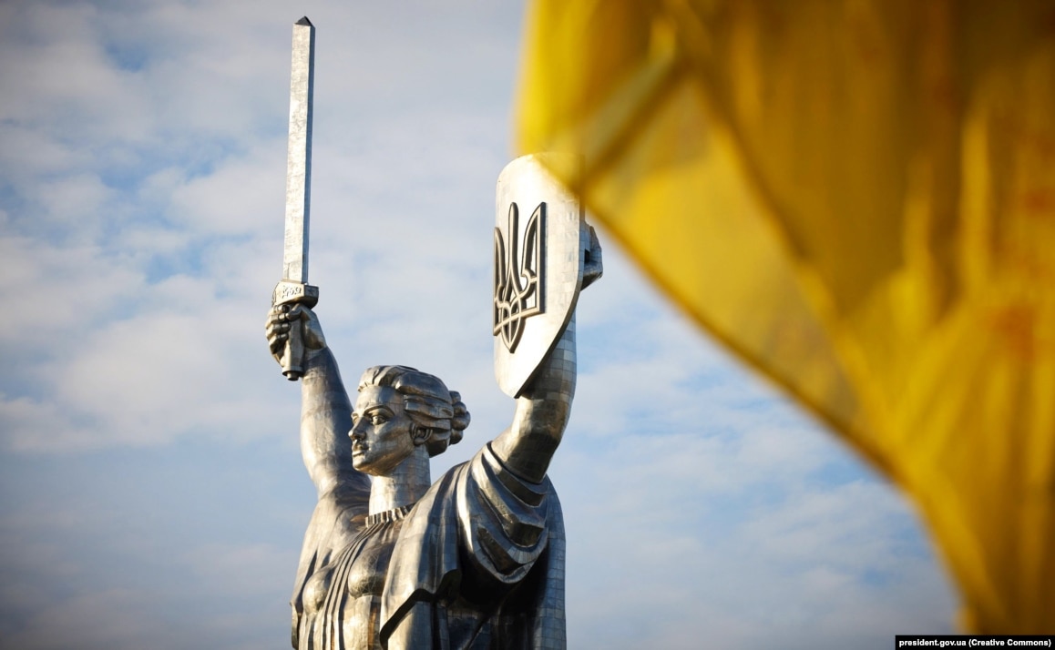 Батьківщина-мати в Києві вже з тризубом на щиті. Під час урочистостей у День Державного прапора України. Київ, 23 серпня 2023 року (ілюстраційне фото)