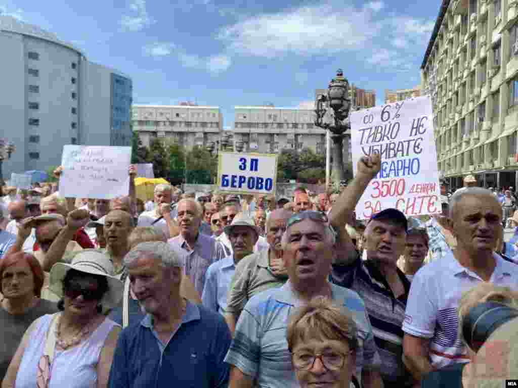 МАКЕДОНИЈА -&nbsp;Нашите пензии да им ги дадеме на функционерите да живеат барем два- три месеци, а тие да ни ги дадат нивните плати на нас, па нека живеат со нив, нека видат, порача пензионерка на денешниот протест пред Седиштето на здруженија на пензионери во Скопје. Изминатиот период, пензионерите протестираа во своите градови изразувајќи незадоволство од процентуалното зголемување на пензиите, а денеска се собраа во главниот град.
