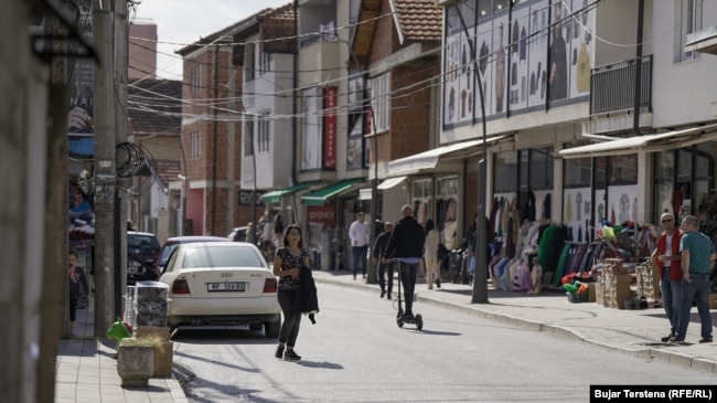 Banorë të Mitrovicës së Veriut ecin përreth shitoreve të ndryshme në Lagjen e Boshnjakëve, 11 tetor 2023.