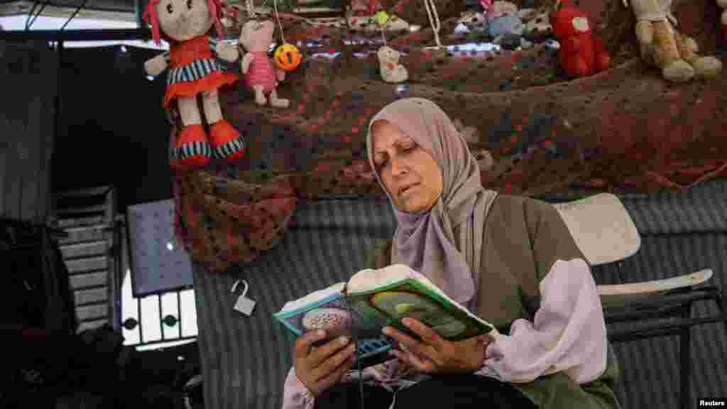 Egy palesztin nő lerombolt otthonában, Beit Lahiában 2024. június 12-én. A&nbsp;június 8-án a nuszejrati menekülttáborban végrehajtott rajtaütés során egy izraeli kommandós is meghalt. A kódnevén eredetileg&nbsp;Operation Seeds of Summernek nevezett nuszejrati mentőakciót később az elhunyt izraeli katona, Arnon Zamora után nevezték el
