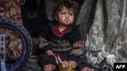 Belső menekült palesztin gyerek Rafahban 2024. március 14-én