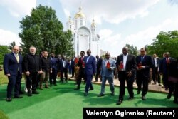 Preşedinţii din Zambia, Senegal, Comore, Africa de Sud şi premierul Egiptului, Mustafa Madbuly şi-au început vineri vizita în Ucraina, la Bucea, după care au ajuns la Kiev.