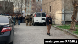 Təhlükəsizlik qüvvələri Yerevanın Nor Nork rayonunda polis idarəsi yaxınlığında 