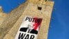 У прикордонному з РФ естонському місті розмістили банер «Путін – воєнний злочинець» 