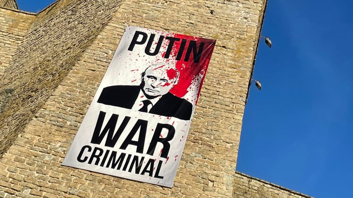 В приграничном с РФ эстонском городе разместили баннер «Путин – военный ...