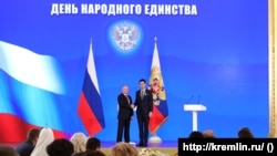 Ruski predsednik Vladimir Putin dodeljuje Milošu Bikoviću Puškinovu medalju za doprinos ruskoj kulturi 2018. godine.
