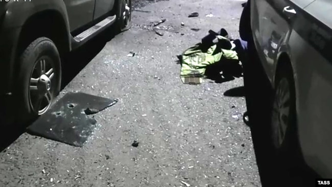 Автомобили на месте нападения на сотрудников полиции в Карачаево-Черкесии. 28 апреля 2024 года