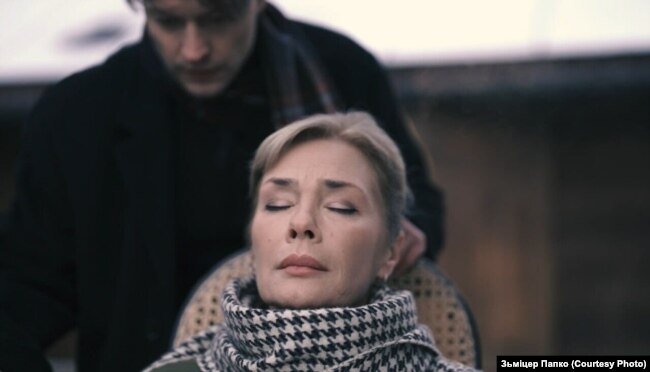 Zoya Belakhvostyk nella clip "Non per sempre"