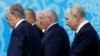 Участники саммита СНГ, включая президента России Владимира Путина (справа), идут после позирования для групповой фотографии. Бишкек, Кыргызстан, 13 октября 2023 года