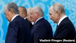 Учасники саміту СНД, включно з президентом Росії Володимиром Путіним (праворуч), йдуть після позування для групової світлини. Бішкек, Киргизстан, 13 жовтня 2023 року 