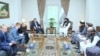 Zamir Kabulov, ruski predsjednički izaslanik u Afganistanu (u sredini lijevo), sastaje se sa Amirom Kanom Mutačijem (u sredini desno), talibanskim ministrom inostranih poslova, u Kabulu 23. aprila 2024.