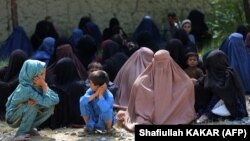 Avganistanske žene zajedno sa decom čekaju da dobiju pomoć u hrani koju distribuira Međunarodni komitet Crvenog krsta (ICRC) u okrugu Gani Kel u provinciji Nangarhar, 4. septembra 2023.