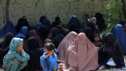 آرشیف: برخی از زنان افغان منتظر توزیع کمک های بشردوستانه 
