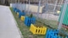 Заборчики, цвет которых не понравился местной жительнице, поселок Янино, Россия