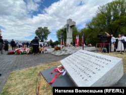 Пам'ятник жертвам Волинської трагедії у Варшаві, Польща. 11 липня 2023 року. Напис польською: «Пам'ятник жертвам геноциду, вчиненого українськими націоналістами над громадянами Другої Речі Посполитої у південно-східних воєводствах у 1942-1947 роках»