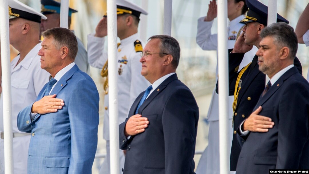 Președintele Klaus Iohannis (stânga) l-a desemnat pe președintele PSD, Marcel Ciolacu (drepta), să formeze noul Guvern - conform rotației stabilite între partidele coaliției - după demisia de luni a lui Nicolae Ciucă (centru).
