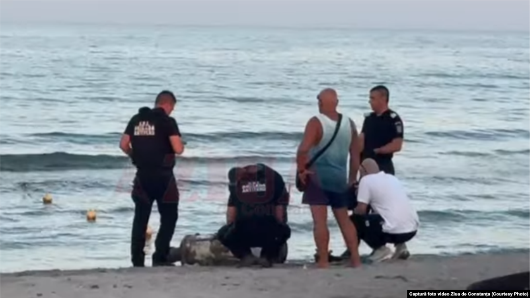 Momentul scoaterii obiectului din mare de echipa pirotehnică. Captură foto după o înregistrare video făcută de Ziua de Constanța