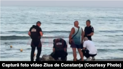 Momentul scoaterii obiectului din mare de echipa pirotehnică. Captură foto după o înregistrare video făcută de Ziua de Constanța