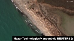 Спутниковый снимок российских окопов вдоль пляжа в Крыму