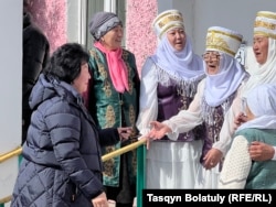 Накануне праздника Наурыз жители села Биржан встречают Аэлиту Ахметсалимкызы (слева), акима Зайсанского района Восточно-Казахстанской области. 14 марта 2024 года