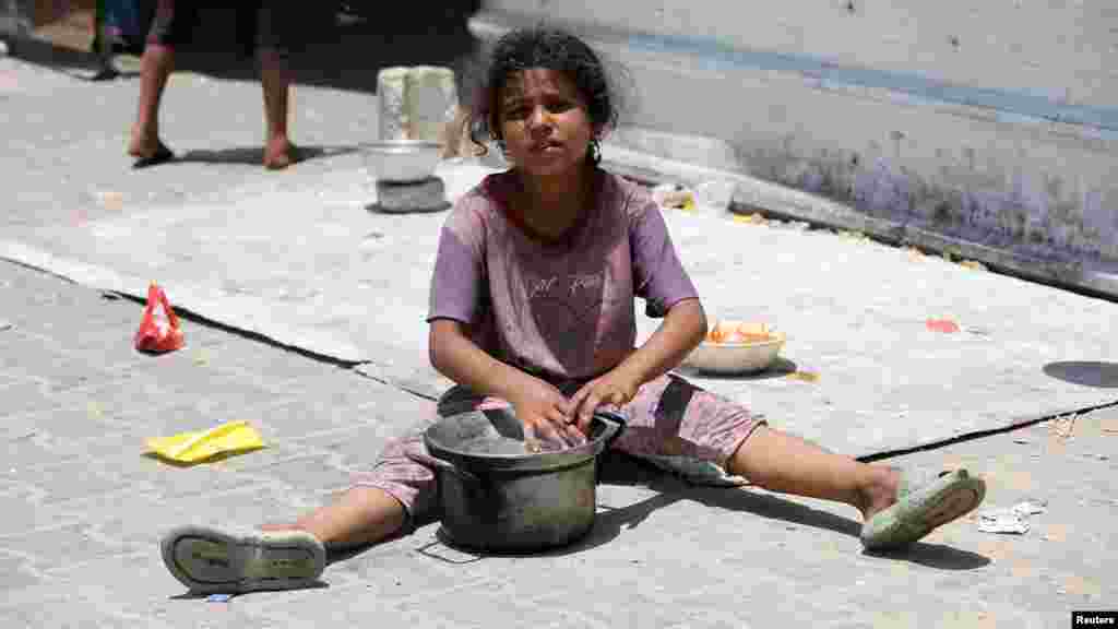 A háború első napjaiban Izrael teljes blokádot rendelt el a Gázai övezet ellen. Később engedélyezte a humanitárius szállítmányok bejutását, de a nemzetközi szervezetek szerint még mindig nem elégséges a szállítmányozási rendszer.&nbsp;Problémás&nbsp;a hozzáférés&nbsp;a tiszta vízhez, a területen nehéz&nbsp;vizet találni ivásra, főzésre és mosakodásra. Van, hogy a helyiek kénytelenek esővízzel keverni a gyermektápszert, ami hasmenéshez, fertőzésekhez vezethet
