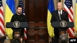 Джо Байдън (вдясно) каза на Володимир Зеленски да не губи надежда в битката на страната си срещу руската инвазия и предупреди, че всички западни демокрации са застрашени.
