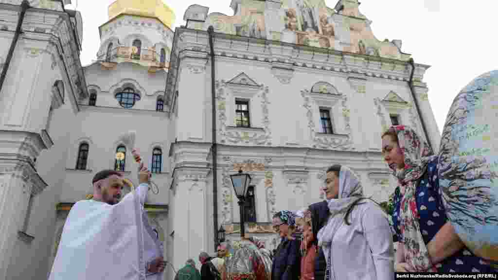 A pászkaszentelés során különleges imákat mondanak a húsvéti ünnepségeken használt szimbolikus ételek felett. Ez általában&nbsp;kereszttel díszített pászka, vajból formázott bárány, színes tojás, reszelt torma, sárga túró és bor