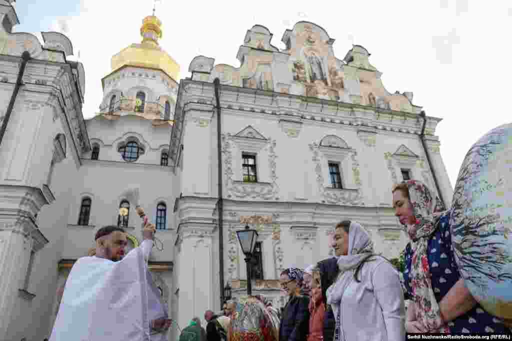 Освячення пасок біля Успенського собору Києво-Печерської лаври. Київ, 5 травня 2024 року&nbsp;