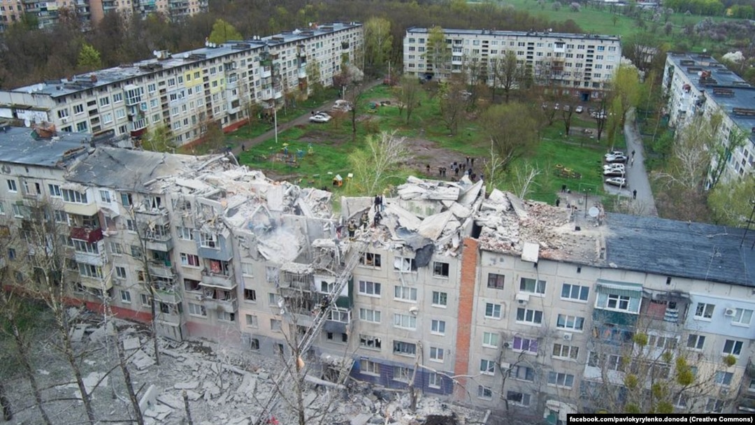 Un bloc din orașul Sloviansk, estul Ucrainei, după un atac cu rachete al Rusiei, 14 aprilie 2023. 