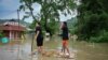 Žene pokušavaju stići do sigurnijeg mjesta nakon obilnih kiša uzrokovanih ciklonom Remal u Imphalu, Indija, 29. maja 2024.