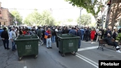 Armenia - Antigovernment protesters block a street in Yerevan, May 27, 2024.