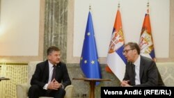 Presidenti i Serbisë, Aleksandar Vuçiq (djathtas) dhe i dërguari i posaçëm i Bashkimit Evropian për dialogun Kosovë-Serbi, Mirosllav Lajçak.
