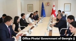 A 2016 meeting in Tbilisi that was chaired by then-Prime Minister Giorgi Kvirikashvili on behalf of the Georgian government and Ye Jianming representing CEFC. Ivane Chkhartishvili can be partially seen in the far-right corner.