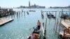 Turisti u vožnji gondolom, Venecija, septembar 2021.