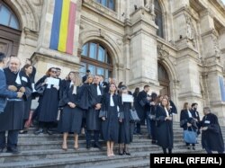 Pe scările Palatului de Justiție din Capitală, avocații au protestat miercuri inclusiv față de măsurile fiscale