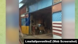 Фотография гаража в цветах флагов Украины и США в Симферополе, январь 2023 года