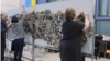 În Estonia, voluntari și refugiați țes plase de camuflaj pentru armata ucraineană 